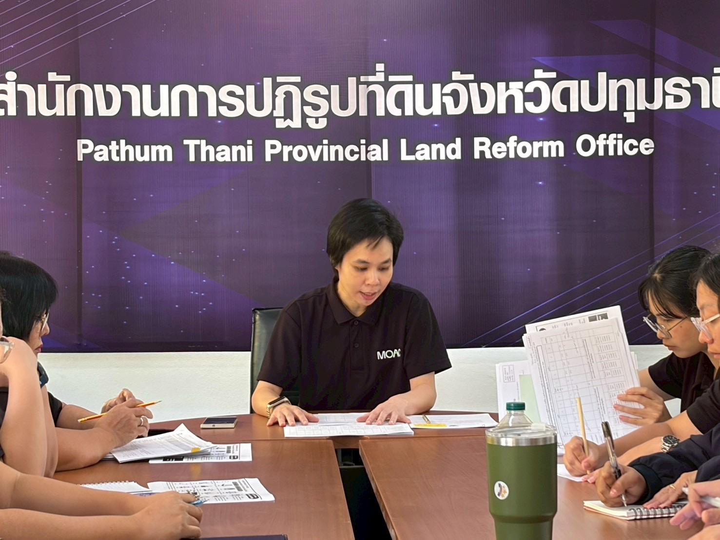 title - นางสาวฐิติมา วัฒนจัง ปฏิรูปที่ดินจังหวัดปทุมธานี พร้อมด้วยข้าราชการ พนักงานราชการ และพนักงานกองทุน ร่วมประชุม ณ ห้องประชุมเล็ก ส.ป.ก.ปทุมธานี